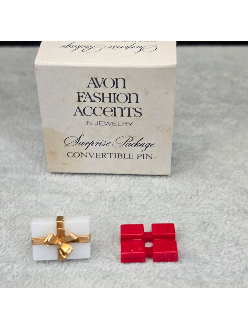 Vintage 1979 Avon Surprise Package Convertible Tack Pin Christmas Gift Box Set